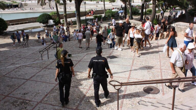 Agentes en las inmediaciones de la Catedral de Mallorca. - POLICÍA NACIONAL Y POLICÍA LOCAL