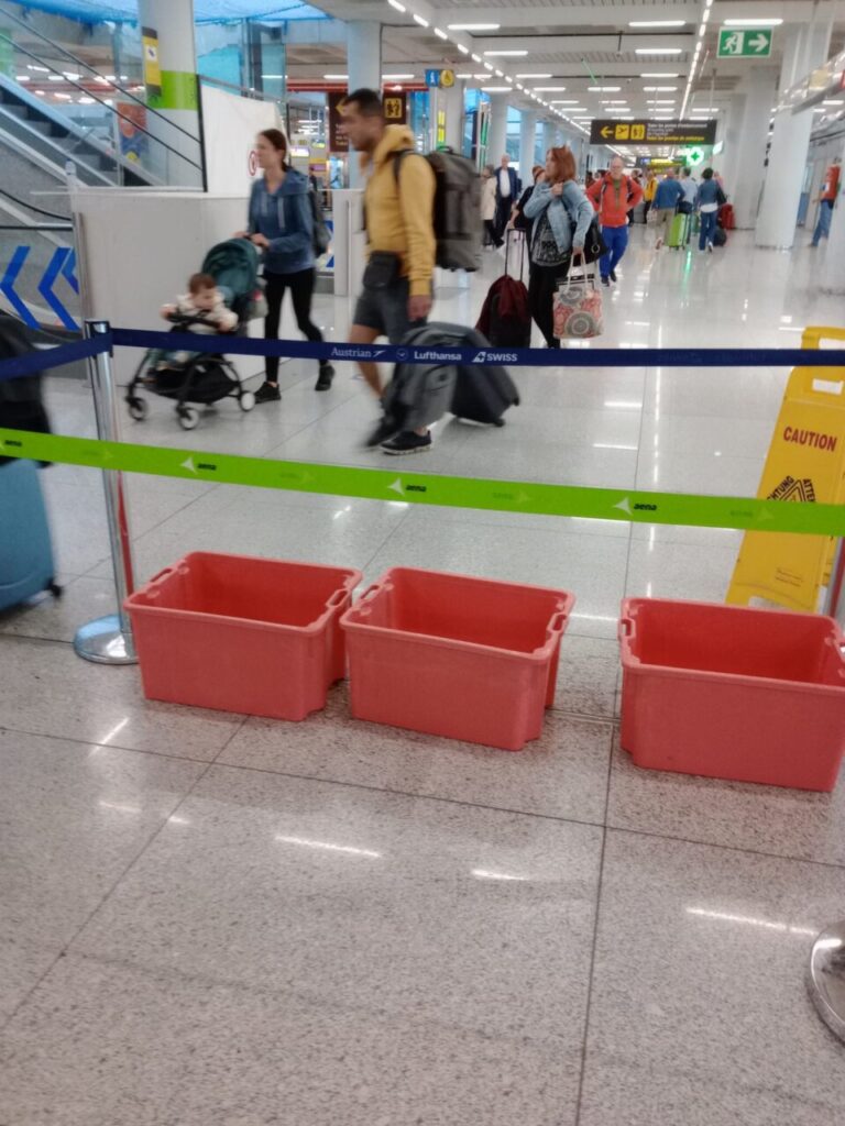 Las tormentas provocan numerosas goteras en el aeropuerto de Palma
