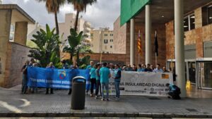 Nueva protesta de funcionarios del Estado para exigir un aumento del plus de insularidad.