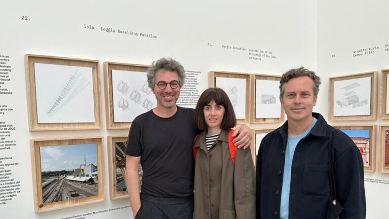 Los responsables del estudio isla arquitects, Juan Palencia de Sarriá, Marta Colón de Carvajal junto al coordinador de ADEMA, Guillem Aloy.