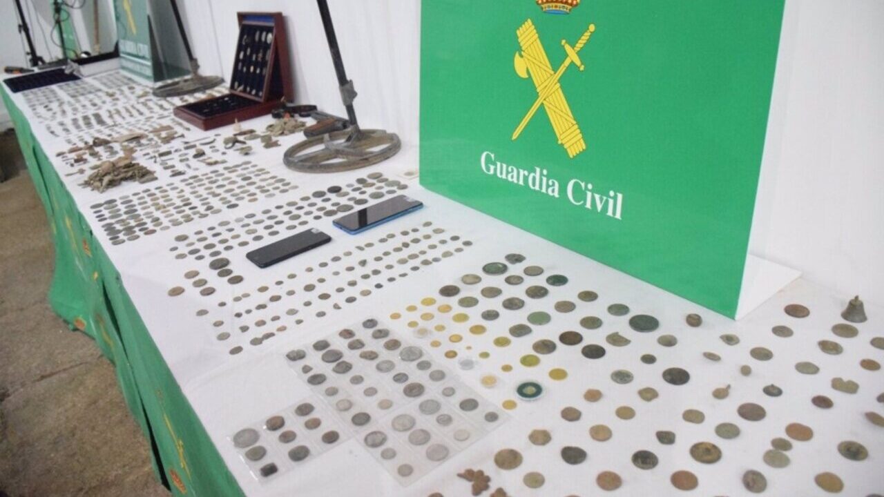 Monedas antiguas interceptadas en una operación de la Guardia Civil e Interpol.