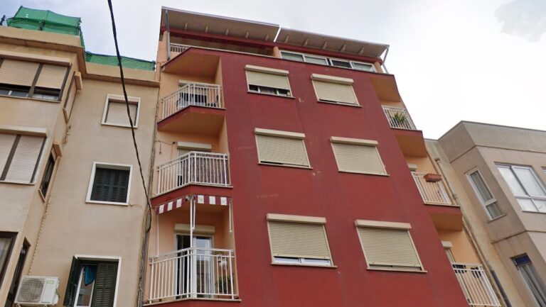 El hombre, de unos 50 años, que cayó este lunes desde un cuarto piso en Palma ha fallecido en el Hospital Universitario de Son Espases.