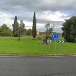 Muere un motorista tras estrellarse contra un árbol en una rotonda en Palma.