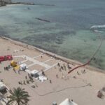 Despliegue de efectivos de emergencias en Ciutat Jardí durante el simulacro de contaminación marina de este jueves.