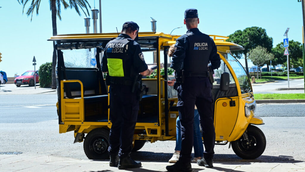 Multas de hasta 6.000 euros para dos empresas de 'tuk tuk' por operar sin licencia en Palma