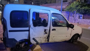 Choca contra una farola, rechaza la prueba de alcoholemia y agrede a un polic&iacute;a