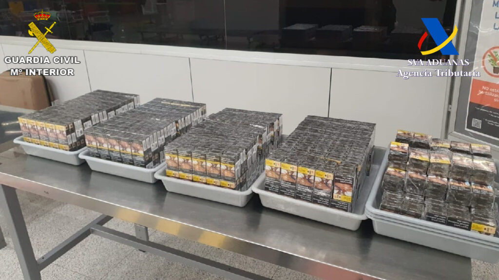 Pillado en el aeropuerto de Palma con 950 cajetillas de tabaco en su maleta