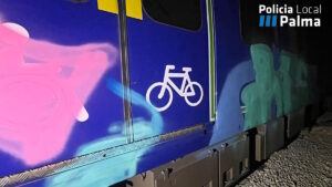 Pillan in fraganti de madrugada a un grafitero pintando un tren