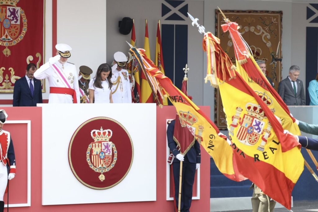 Palco saludando bandera Día de las Fuerzas Armadas