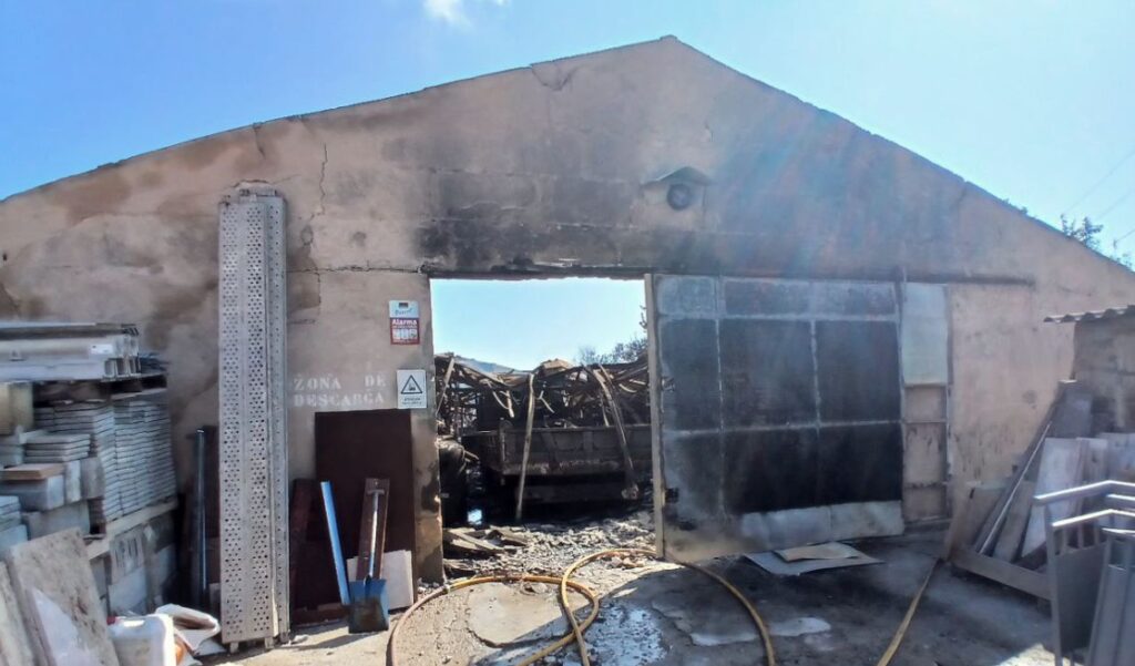 Un incendio en Capdepera deja dos naves calcinadas