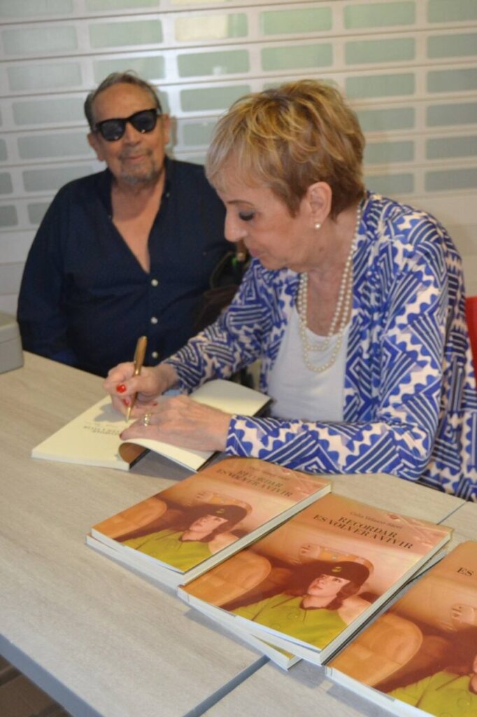Celia Velasco Saori durante la firma de libros