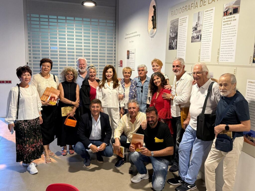 Celia Velasco Saori posa junto a familia y amigos con su nueva obra