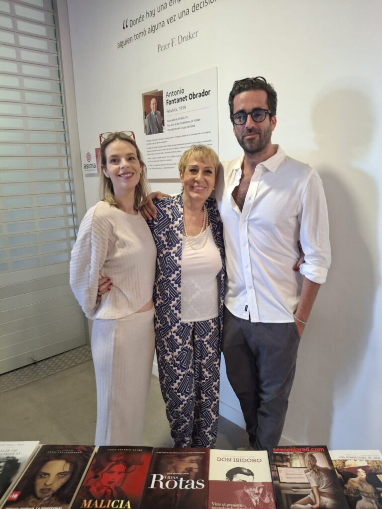 Celia Velasco Saori posa junto con los asistentes a la presentación 1