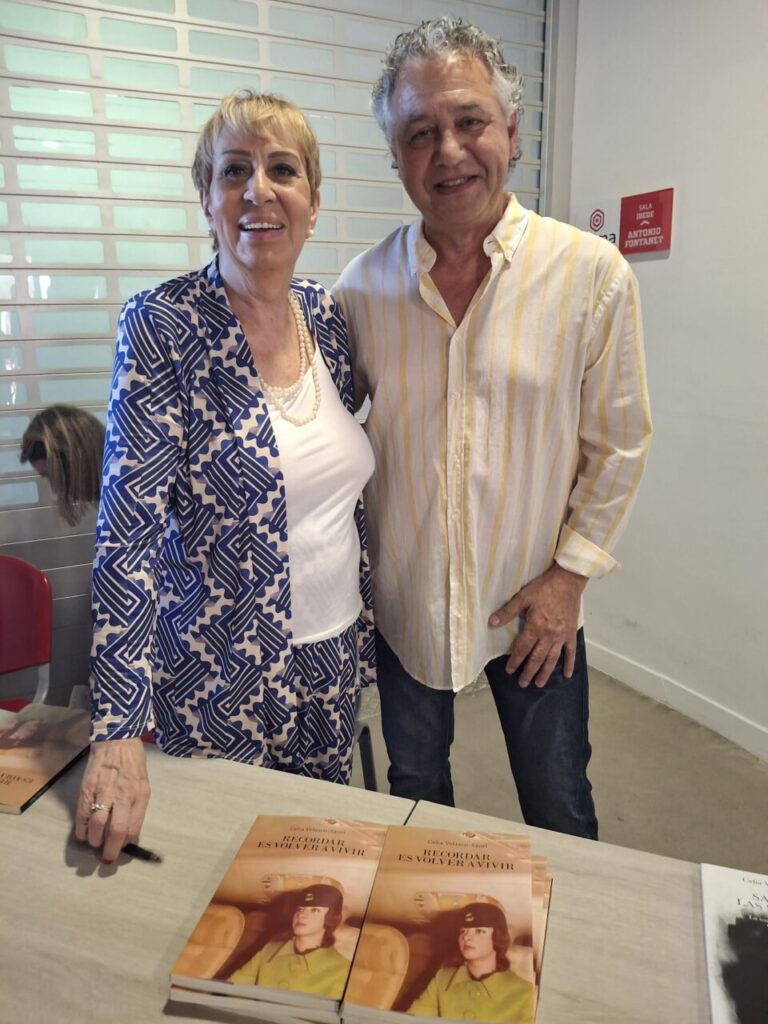 Celia Velasco Saori posa junto con los asistentes a la presentación 2