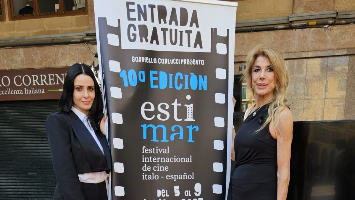 Federica Vicenti, actriz y productora del biopic de Luigi Pirandello, junto a Gabriella Carlucci. (1)