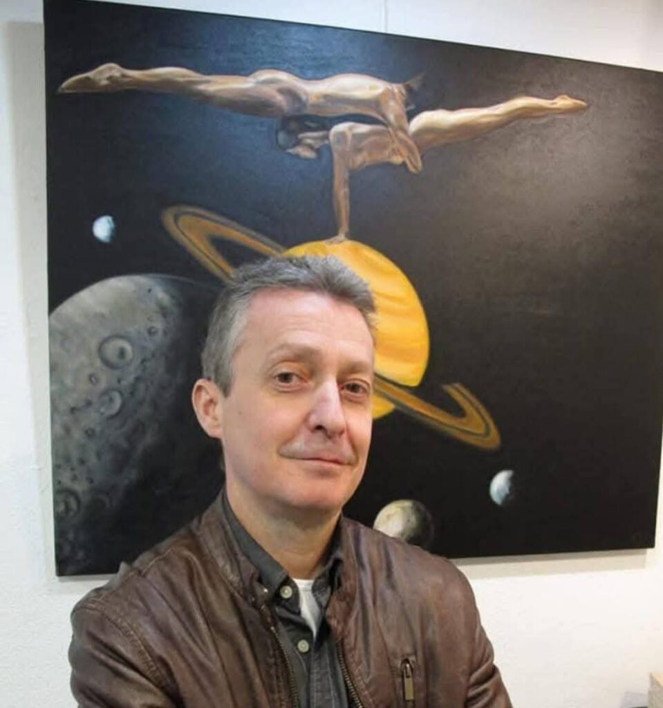 Fernando Martín posa junto con una de sus obras