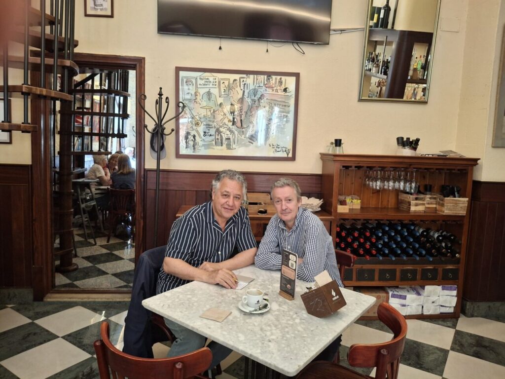Fernando Martín y Xisco Barceló en sentados en una de las mesas del bar