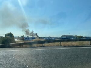 Columna de humo por incendio en Son Banya