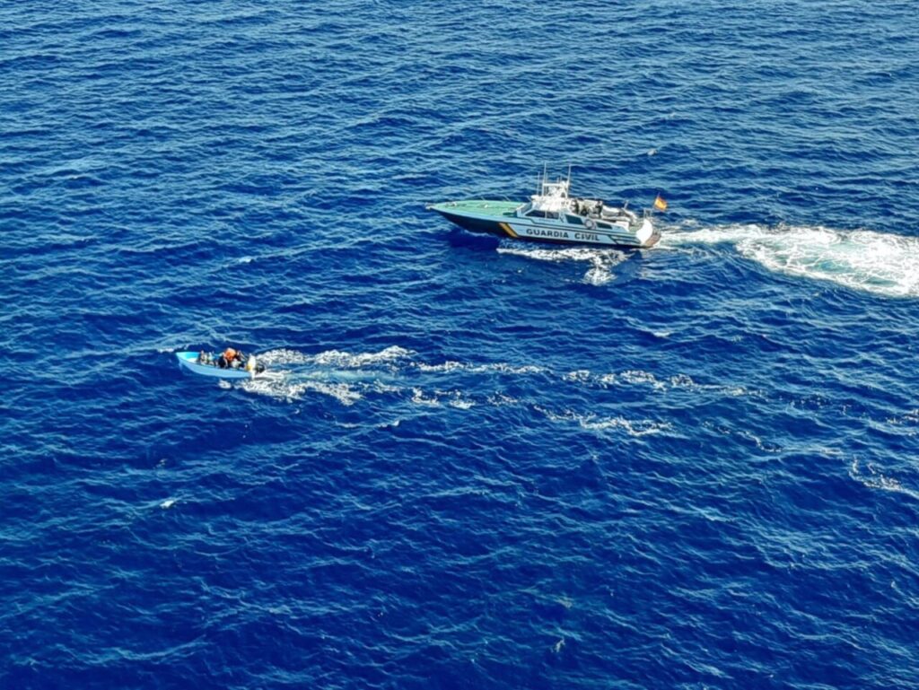 Patera junto a embarcación de la Guardia Civil