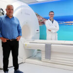 José Luis Bosch, director de Juaneda Hospitales en Menorca y (en segundo plano) el Dr. Víctor Ruíz, director de Radiología de Juaneda Hospitales, junto a la nueva resonancia magnética