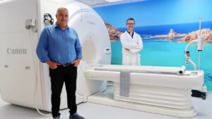 Jos&eacute; Luis Bosch, director de Juaneda Hospitales en Menorca y (en segundo plano) el Dr. V&iacute;ctor Ru&iacute;z, director de Radiolog&iacute;a de Juaneda Hospitales, junto a la nueva resonancia magn&eacute;tica