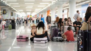 La OCU denuncia que las aerolíneas low cost encarecen en 56 euros los billetes por cobrar el equipaje de mano