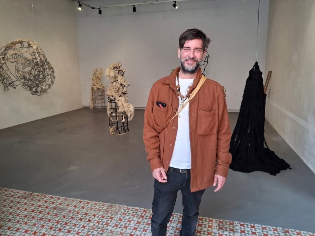 Marcos Torrandell entre sus obras