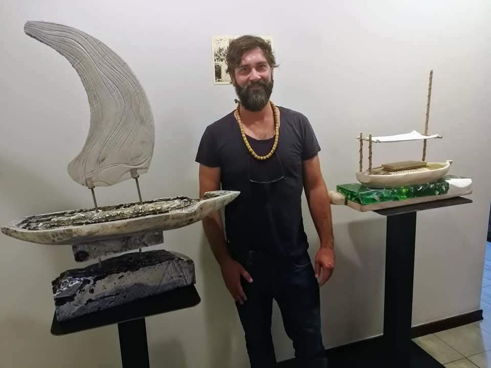 Marcos Torrandell junto a algunas de sus obras expuestas