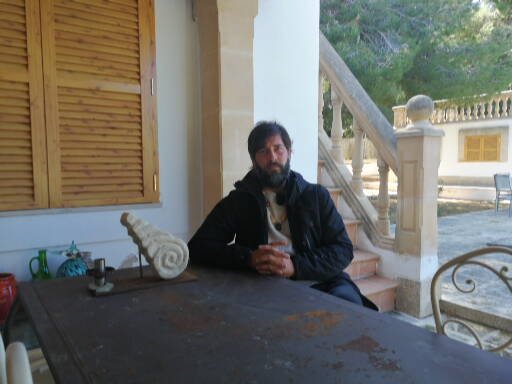 Marcos Torrandell junto con una de sus obras