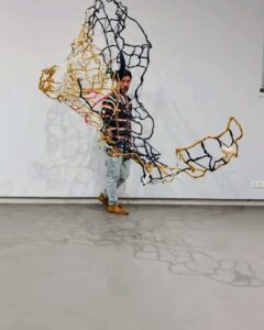 Marcos Torrandell posa junto a otra de sus obras
