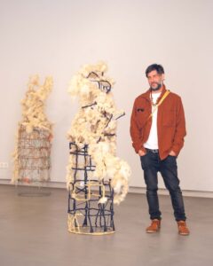 Marcos Torrandell posa junto a una de sus obras