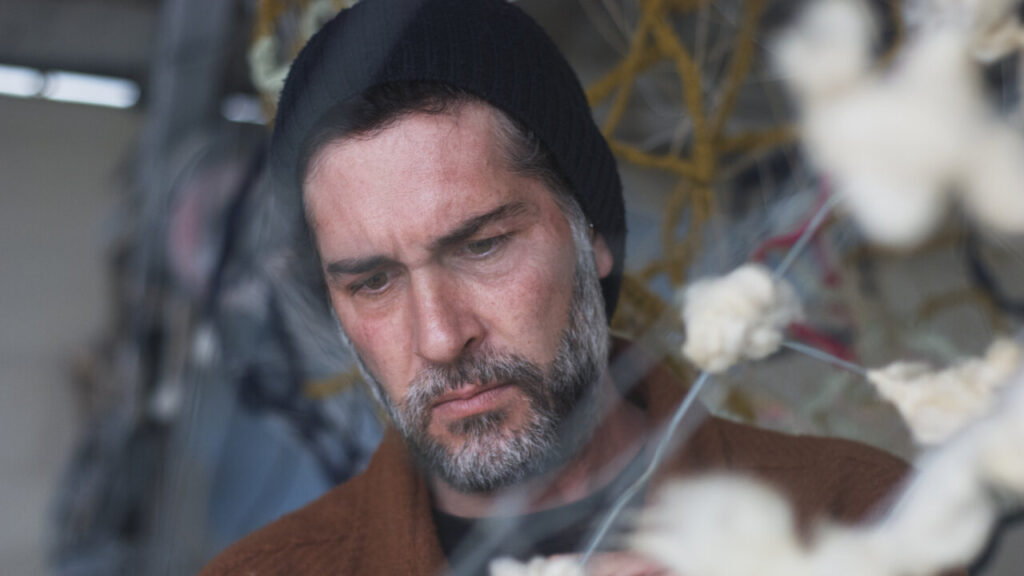 Marcos Torandell trabajando en una de sus obras