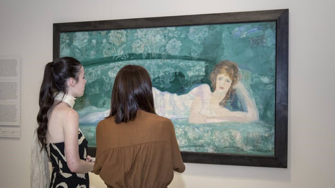 Dos visitantes observan el cuadro 'Retrato de Marianne Willumsen' de Hermen Anglada Camarasa en el CaixaFòrum de Palma.