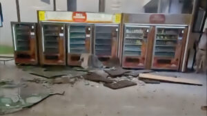 Caen escombros en el aeropuerto de Palma y siembran el caos en la zona de equipajes