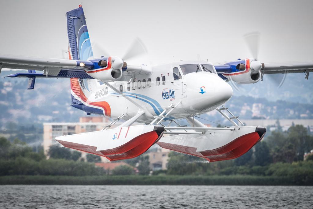 Un hidroavión ameniza sobre las aguas mediaterráneas