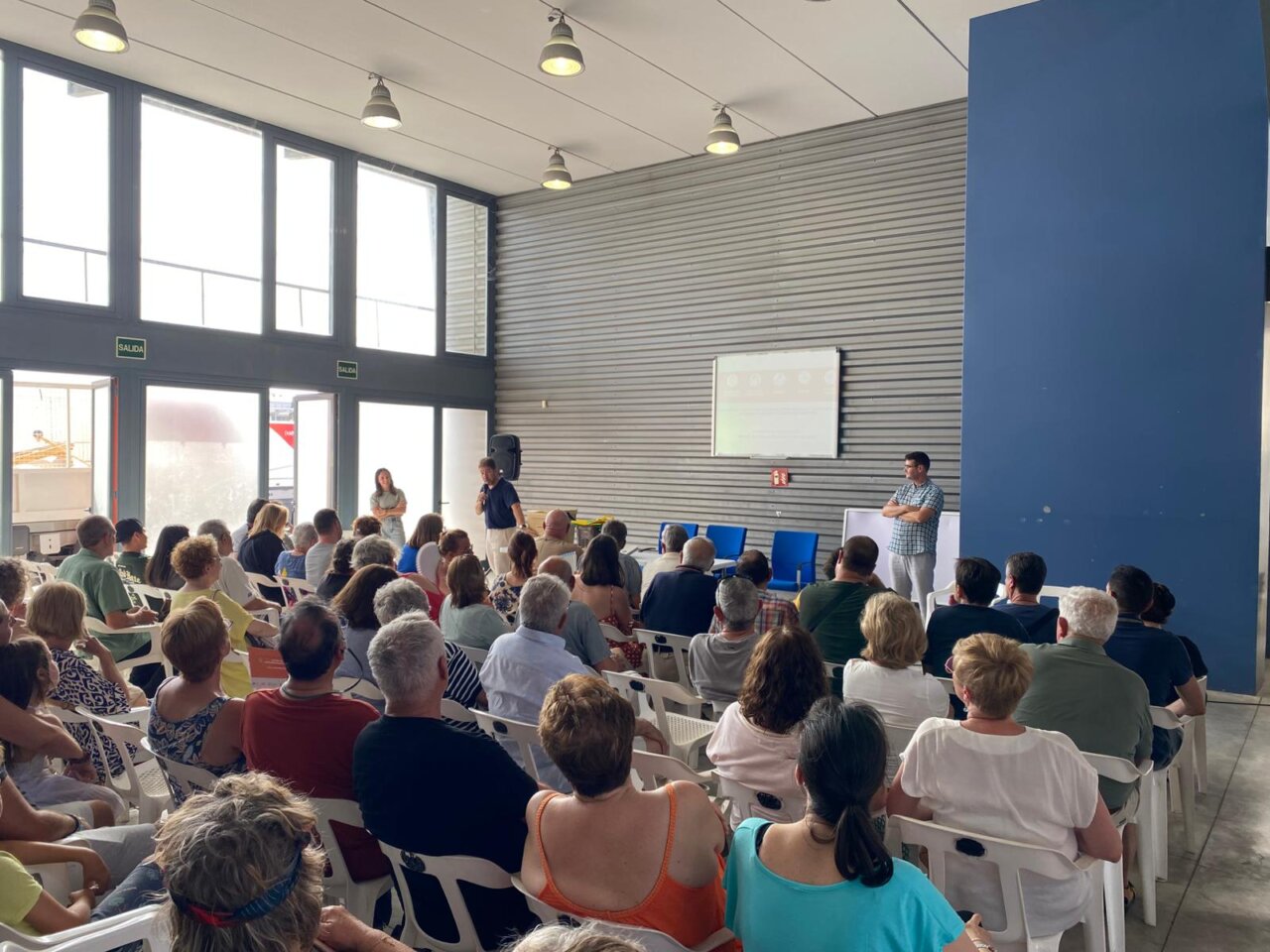 Charla informativa con vecinos de Marratxí sobre el sistema de recogida 'Puerta a Puerta'.