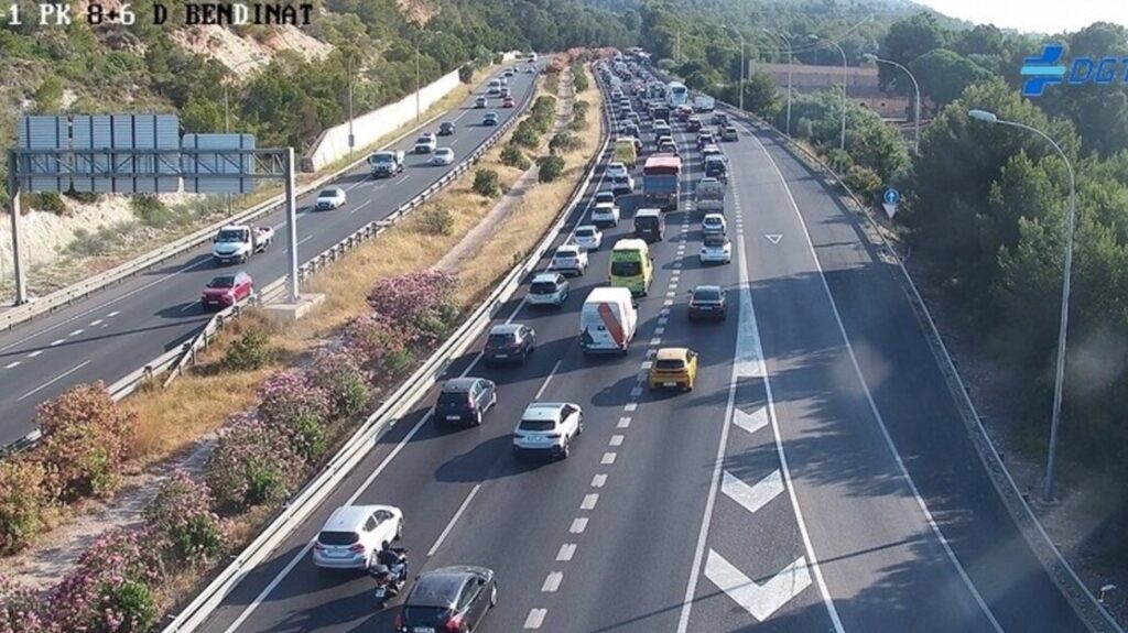 Un camión pierde un saco de cemento y provoca un atasco kilométrico en la autopista de Andratx