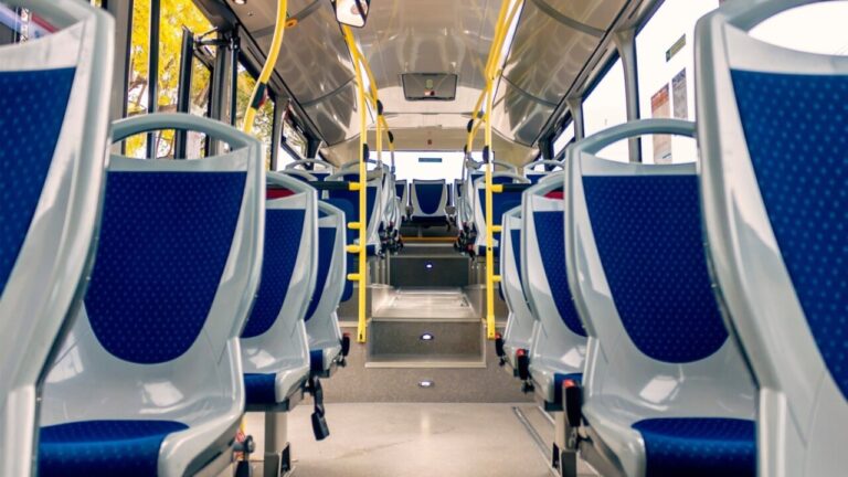 Sucesos. Agrede al chófer de un bus que conducía delante de él por detenerse a recoger a dos pasajeros