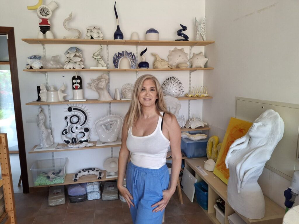 cindy amoroso en su taller con sus obras