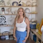 cindy amoroso en su taller con sus obras