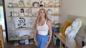 cindy amoroso en su taller con sus obras