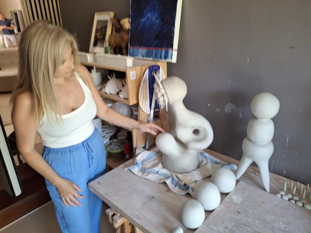 cindy amoroso junto a sus obras