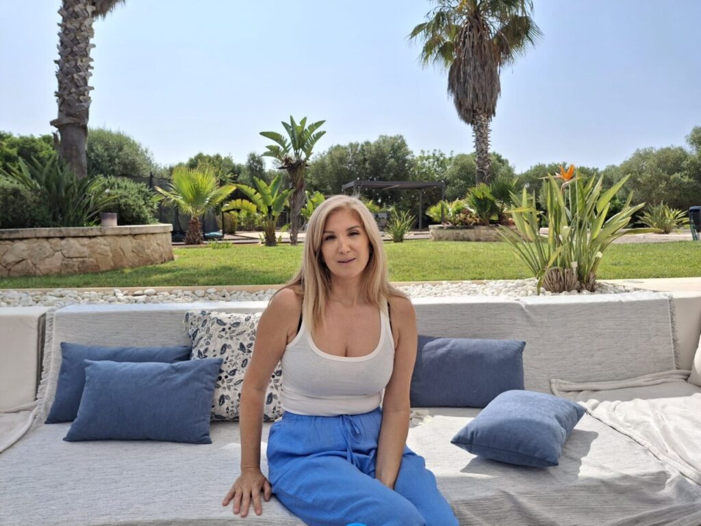 cindy amoroso posa en la terraza