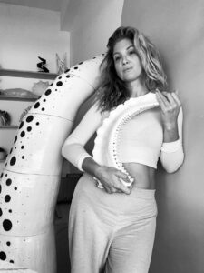 cindy amoroso posa junto a una de sus obras