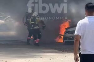Bomberos apagando el fuego de un coche. Fuente: FIBWI TV.