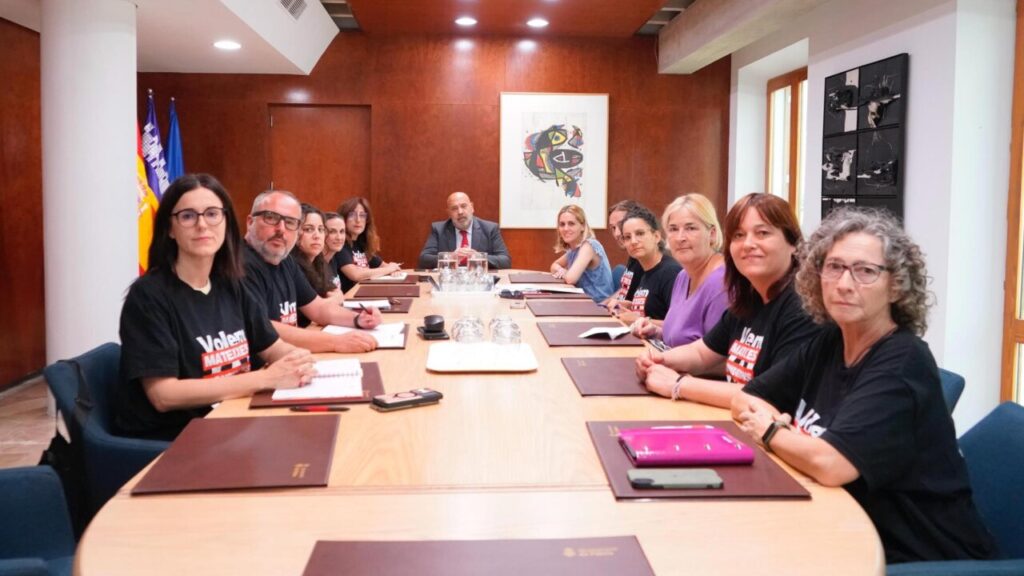 El alcalde de Palma, Jaime Martínez, reunido con sindicatos y trabajadoras de las 'escoletes' externalizadas. - AYUNTAMIENTO DE PALMA