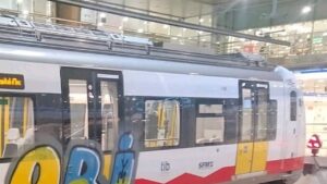 Identifican a dos personas por grafitis en un vag&oacute;n de tren de Mallorca.