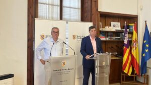 El conseller de Turismo, Jaume Bauz&agrave; (d), y el director general de Turismo, Josep Aloy (i)