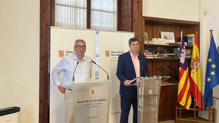 El conseller de Turismo, Jaume Bauzà (d), y el director general de Turismo, Josep Aloy (i)