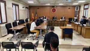 El acusado, de espaldas, este viernes en la Audiencia Provincial de Palma.